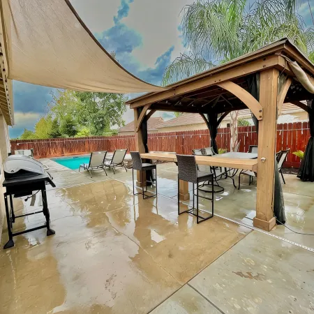 Spacious 5-Bedroom home w/ Pool & Hot Tub