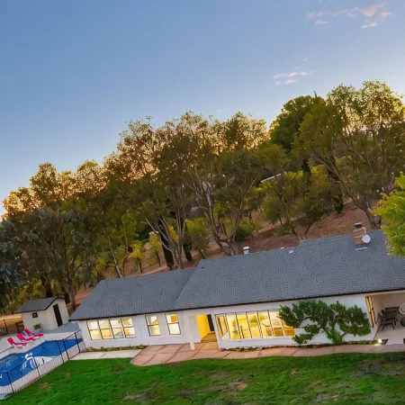 Mid Century Modern Escape 4 Br w/ Pool - 1.7 acres