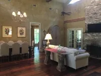 The Bridge: Melody House Hotel di West Feliciana Parish