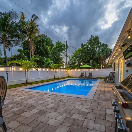Dip n' Sip Oasis: Heated pool, close to the beach & Atlantic ave!