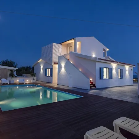 Villa Nettuno, enchanting contemporary villa, seafront , with pool