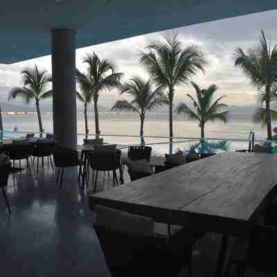 Beautiful Beach front Condo with pool and Espectacular ocean views Dining/Meeting Rooms