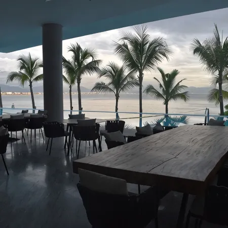 Beautiful Beach front Condo with pool and Espectacular ocean views