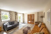 Quality Three Bedroomed House in Peaceful Seaside Village - Wi-Fi