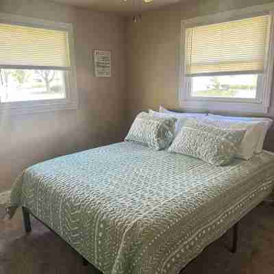 3-bedroom house in charming Green Bay, walking distance to LAMBEAU!! Rooms