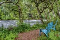 Cozy, Charming Two Bedroom McKenzie Bridge River Front Cabin for 2 Guests, - Chalets