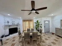 Beautiful oversized 2-bedroom house in Riverview near many points of interest. - Homestays