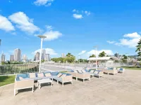 Beach, City lights and Mountain Views 180 degrees view & centrally located Отели рядом с достопримечательностью «Музей Байшоп»
