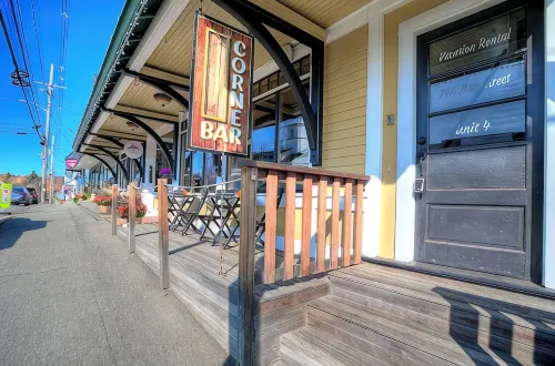 Luxury Lakeview Condo - Walk to Shops & Dining - Homestays