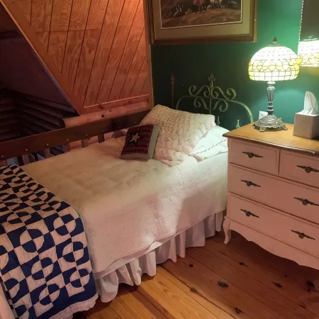 3-bedroom cabin in peaceful Fleetwood with WiFi, AC. Enjoy nature