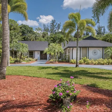 Cozy home with big pool and BBQ in Wellington!