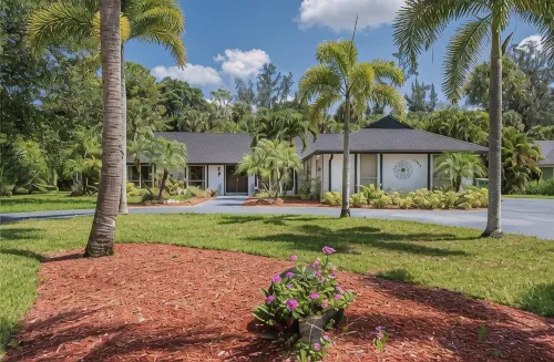 Cozy home with big pool and BBQ in Wellington! - 3-Star