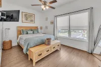 Waterfront 2-bdrm townhome with WiFi, AC, walking distance to EGAD food & shops
