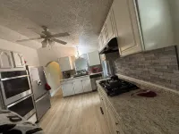 Charming 3BR - 2BA Comfy Home Near Beach, fun & relaxation-Perfect Getaway Spot! 칼버트 카운티 호텔