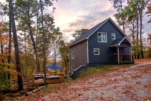 Cozy Family Lakehouse with Winter Lakeview, Hot Tub, Arcade, Mini Golf, Kng Beds - بوتيك
