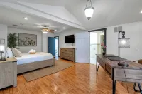 King Estate with attached Mid-Century Apartment & Gym. - balcony