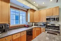 Beautiful Roscoe Village/Hamlin Park 4 bed 3 bath.