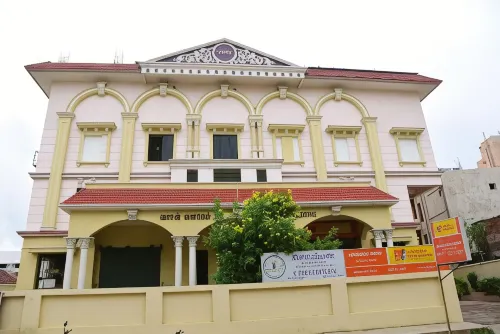 Hotel Chembiyan - Parkplatz