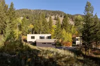 Escape to a serene, modern haven just moments from the heart of Jackson Hole - WiFi