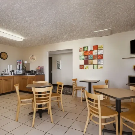 Super 8 by Wyndham Blackwell