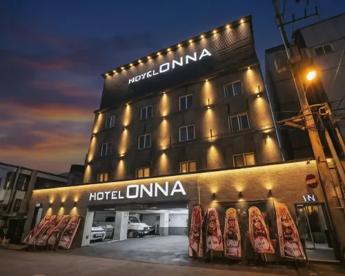 Busan Daeyeondong Hotel Onna Hotels near أوريوكدو سكاي ووك