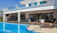 Seaclusion Diani - Pools