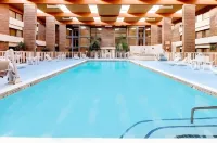 Clarion Hotel & Conference Center Lansing West - piscina