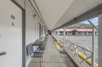 Canadas Best Value Desert Inn & Suites - Pet friendly