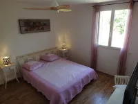Upscale villa near UZES, private swimming pool, enclosed grounds, Wifi. - 3 étoiles