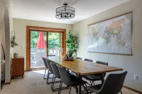 Soak, Relax & Gather - Spacious River Home - Hot Tub, Massage Chair & Kayaks - Wifi
