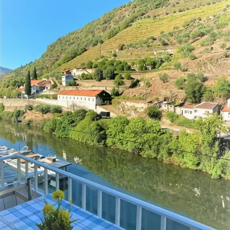 Apt. in Pinhão, heart of Alto Douro wine region, vineyards and Douro River view