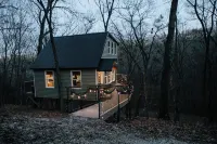 Secluded Treehouse in the Woods - 10 Minutes to Branson Landing & Sdc!