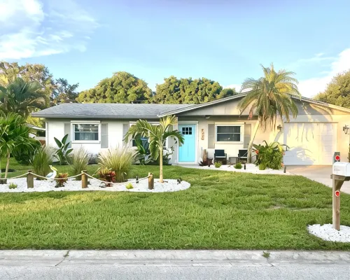 Barefoot Dreams 2 Bed 2 Bath Private Pool Home - Fenced In Yard -10 min to beach Hotels in Venice Gardens