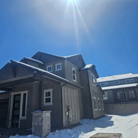 Mountain Pines Getaway, 3-Bedroom Home in Flagstaff: Wi-Fi, AC and EV Charging