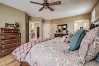 Njoy Luxury - MUST experience this exclusive and stunning lakeview home - Wifi