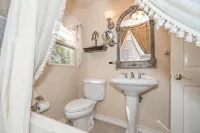 Romantic Getaway Cottage with Hot Tub and Resort Amenities - Wifi