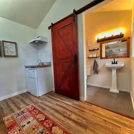 Tiny Farmhouse Cottage with Loft - Drift Asleep by Stargazing through Skylight