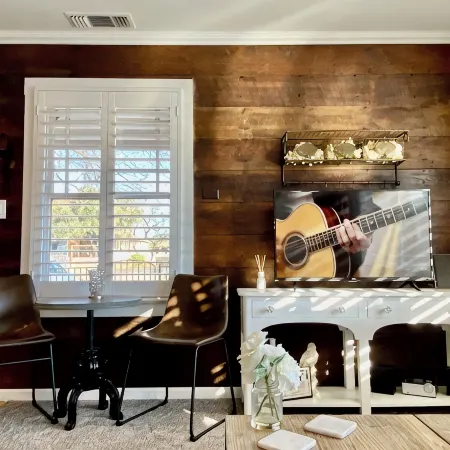 Perched on Pine: Endless Downtown Fun!