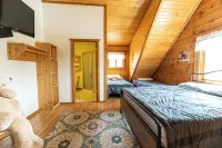 Cozy 3-bdrm cabin in Warrens with AC WiFi and a beautiful view off the back deck