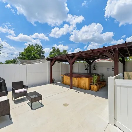 Paradise in Brandon with luxurious 6 person jacuzzi.