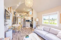 Rainforest Retreat Tiny Home: Bohemian Cottage