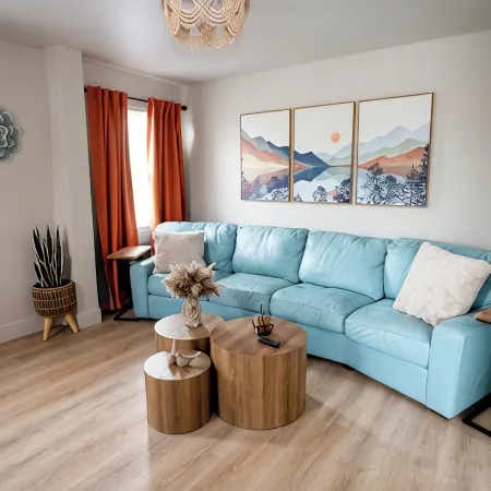 Charming 1-bedroom apartment. Pet friendly, King Bed, Washer & Dryer Отели в г. Монро