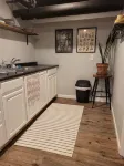 Cozy Basement Apartment (With Private Entrance) - Wifi