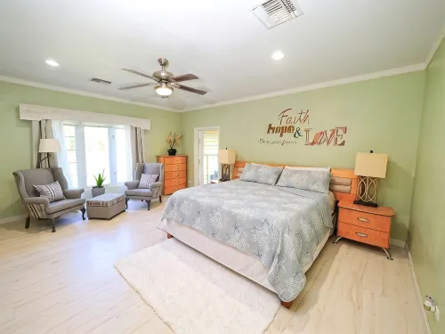 Spacious Open Concept Large family house with 3 bedrooms. Amazing space. - 2-Star