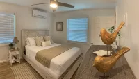 Relax in a beautifully renovated beach villa on a legendary beach! Hotels in 
