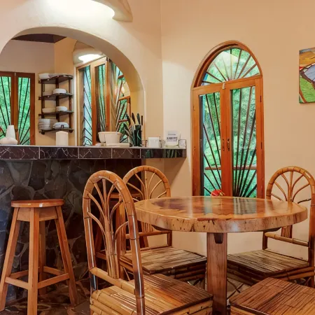 Family Friendly Waterfall Home with pool & Wi-Fi / 7p