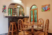 Family Friendly Waterfall Home with pool & Wi-Fi / 7p
