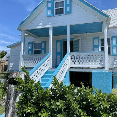 Pa Willie’s - Locally owned historic cottage conveniently located with dock.