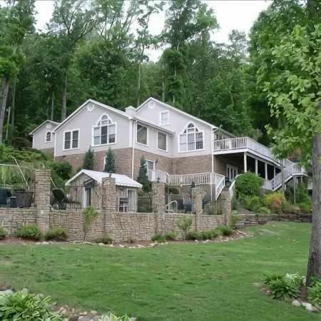 LUXURY LAKEFRONT HOME W/SWIMMING POOL & BOAT RENTALS