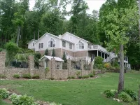LUXURY LAKEFRONT HOME W/SWIMMING POOL & BOAT RENTALS - 3성급